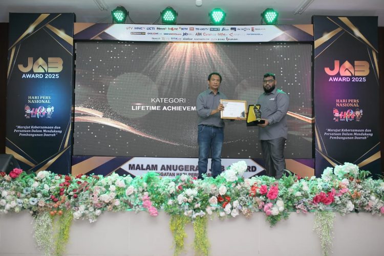 Hamdani.,S.Sos.,S.H.,M.H, Ketua Yayasan Advokasi Rakyat Aceh (YARA) perwakilan Aceh Barat - Nagan Raya, meraih penghargaan pada malam puncak Jurnalis Aceh Barat (JAB) Award 2025, di Aula Gedung Disdik Aceh Barat, Sabtu (15/2/2025) malam, Penghargaan ini diberikan dalam rangka memperingati Hari Pers Nasional (HPN) 2025.