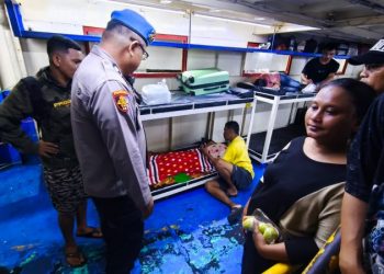 Polsek Pelabuhan Manado mengamankan Tempat Kejadian Perkara (TKP) atas peristiwa meninggalnya seorang penumpang kapal tujuan Sofifi, Ternate, Sanana, dan Ambon yang sedang tambat di Dermaga Pelabuhan Manado, Sabtu(15/2/2025) pukul 18.06 WITA.