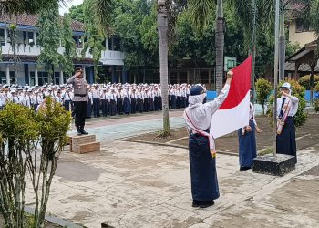 Kasat Binmas Polres Purbalingga, AKP Tedy Subiyarsono, menjadi pembina upacara di SMP Negeri 1 Kalimanah, Senin (17/2/2025) pagi. Kegiatan diikuti sebanyak 860 siswa sekolah tersebut.