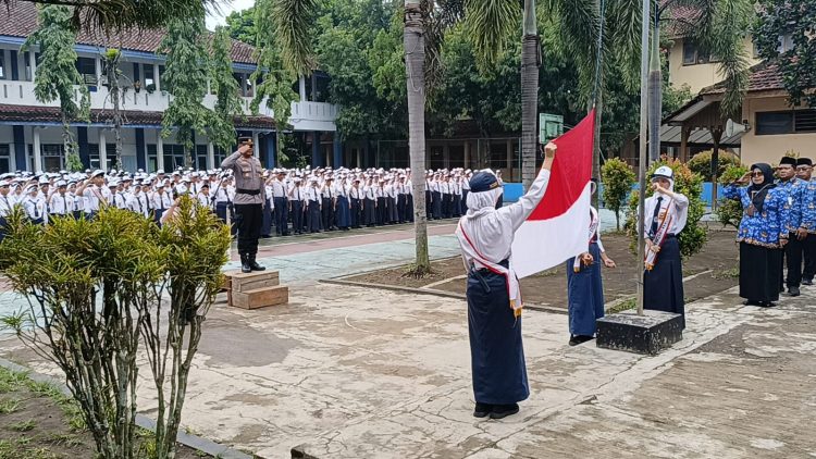 Kasat Binmas Polres Purbalingga, AKP Tedy Subiyarsono, menjadi pembina upacara di SMP Negeri 1 Kalimanah, Senin (17/2/2025) pagi. Kegiatan diikuti sebanyak 860 siswa sekolah tersebut.