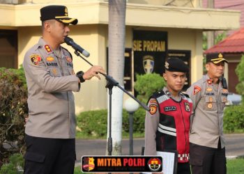 Kapolres Ogan Ilir AKBP Bagus Suryo Wibowo, S.I.K. memimpin apel pagi gabungan di Lapangan Upacara Polres Ogan Ilir pada Senin (17/2) pukul 07.00 WIB. Apel tersebut diikuti oleh Pejabat Utama (PJU), seluruh fungsi teknis Polres Ogan Ilir, serta para Kapolsek jajaran.