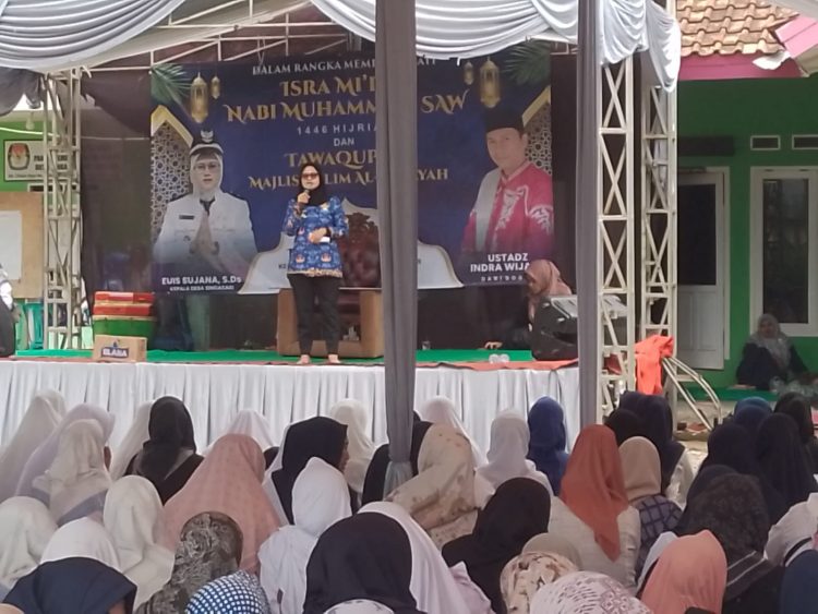 Sambutan oleh Kades Singasari Ibu Euis Sujana,S.Ds Dalam Rangka Memperingati Isra Mi"raj Nabi Muhammad SAW 1446 H dan Tawaqupan Majlis Ta"lim Al-Hidayah. (Foto: Dok.RH/Mitrapolri.com/17/02/2025)