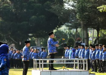 Penjabat (Pj) Bupati Dairi, Surung Charles Bantjin, menjadi inspektur upacara (Irup) pada peringatan Hari Kesadaran Nasional (HKN) di halaman Kantor Bupati Dairi, Senin (17/2/2025). Upacara ini diikuti oleh seluruh Aparatur Sipil Negara (ASN) di lingkungan Pemerintah Kabupaten Dairi.