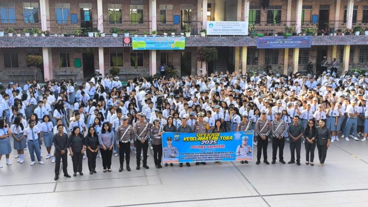 Polres Samosir melalui Pejabat Utama (PJU) dan Kapolsek jajaran menggelar sosialisasi Operasi Keselamatan Toba 2025. Kegiatan ini dilaksanakan usai upacara bendera di sejumlah sekolah tingkat SMA, SMK, dan SMP di Kabupaten Samosir, Senin (17/02/2025).