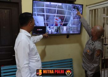 Polres Ogan Ilir melaksanakan pengecekan CCTV serta razia rutin pada Senin (17/2/2025) pukul 08.09 WIB. Kegiatan ini dipimpin oleh Piket Pawas Iptu Ahmad Surya A., S.H., bersama Piket Padal Ipda Harris Meidiansyah, S.H., serta petugas jaga tahanan Aipda Insan Kamil dan Bripka Andi, dengan didampingi oleh seluruh piket fungsi.