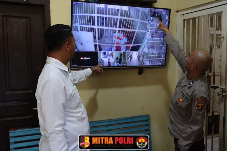 Polres Ogan Ilir melaksanakan pengecekan CCTV serta razia rutin pada Senin (17/2/2025) pukul 08.09 WIB. Kegiatan ini dipimpin oleh Piket Pawas Iptu Ahmad Surya A., S.H., bersama Piket Padal Ipda Harris Meidiansyah, S.H., serta petugas jaga tahanan Aipda Insan Kamil dan Bripka Andi, dengan didampingi oleh seluruh piket fungsi.