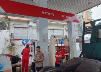 Personel Polsek Tikala melakukan pemantauan dan pengaturan arus lalu lintas (lalin) di sejumlah Stasiun Pengisian Bahan Bakar Umum (SPBU) yang berada di wilayah hukum Polsek Tikala. Hal ini dilakukan untuk mengatasi antrian panjang kendaraan yang ingin mengisi Bahan Bakar Minyak (BBM) bersubsidi jenis Solar, Senin (17/2/2025).
