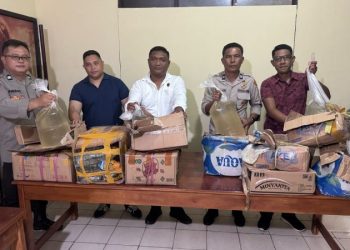 Polsek Pelabuhan Manado melaksanakan operasi besar terkait Minuman Keras (Miras), Senjata Tajam (Sajam), barang ilegal, dan barang berbahaya lainnya di Area Pelabuhan Manado. Operasi ini digelar dari pukul 09.00 hingga 12.00 WITA dan berhasil mengungkap penyelundupan ratusan liter Miras jenis Cap Tikus yang disembunyikan dalam berbagai kemasan, Senin (17/2/2025).