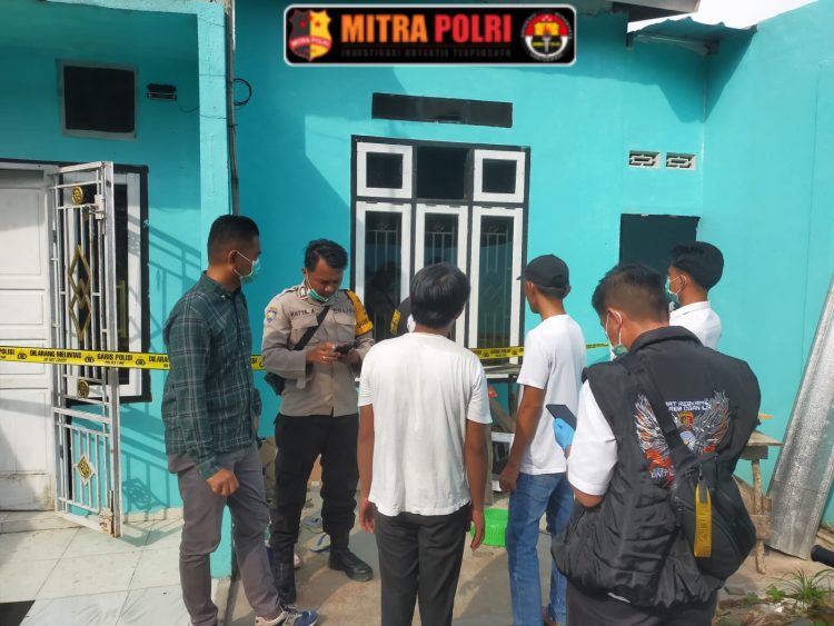 Unit Identifikasi Sidik Jari (INAFIS) Polres Ogan Ilir bersama Polsek Tanjung Raja tengah menyelidiki penemuan mayat seorang perempuan di Perumahan BST, Desa Belanti, Kecamatan Tanjung Raja, Kabupaten Ogan Ilir, pada Senin (17/2) siang. Korban diketahui bernama Vera Kurnia Septiana (36), seorang ibu rumah tangga yang tinggal di Blok E11 perumahan tersebut.