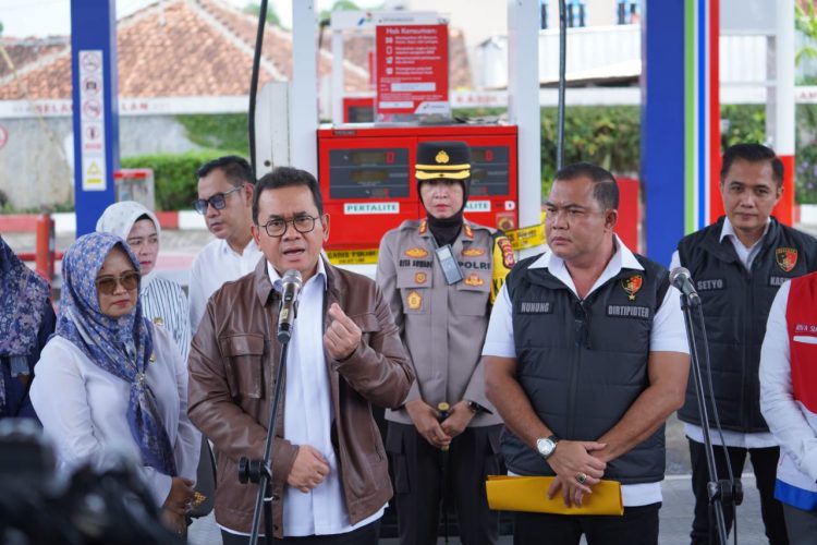 Ditemukan indikasi bahwa sebuah Stasiun Pengisian Bahan Bakar Umum (SPBU) di wilayah Kecamatan Baros, Sukabumi, telah memasang alat tambahan pada dispenser pompa bahan bakar yang sengaja dirancang untuk mengurangi takaran BBM meskipun indikator menunjukkan angka yang sesuai dengan takaran yang dibeli konsumen.