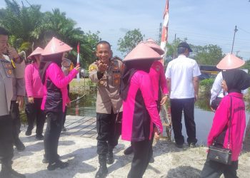 Kapolresta Palangka Raya, Kombes Pol. Dedy Supriadi, S.I.K., M.H., didampingi Kapolsek Rakumpit, Iptu Joko Susilo, melakukan panen ikan air tawar di kolam budidaya Mapolsek Rakumpit, Rabu (19/2/2025) pagi.
