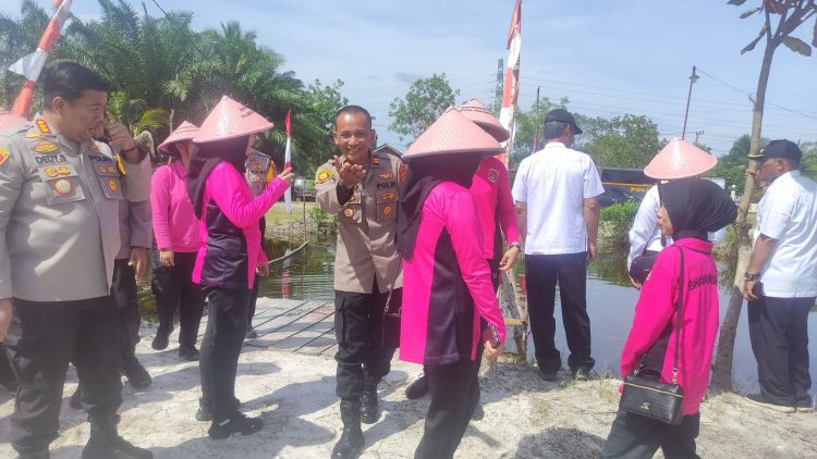 Kapolresta Palangka Raya, Kombes Pol. Dedy Supriadi, S.I.K., M.H., didampingi Kapolsek Rakumpit, Iptu Joko Susilo, melakukan panen ikan air tawar di kolam budidaya Mapolsek Rakumpit, Rabu (19/2/2025) pagi.
