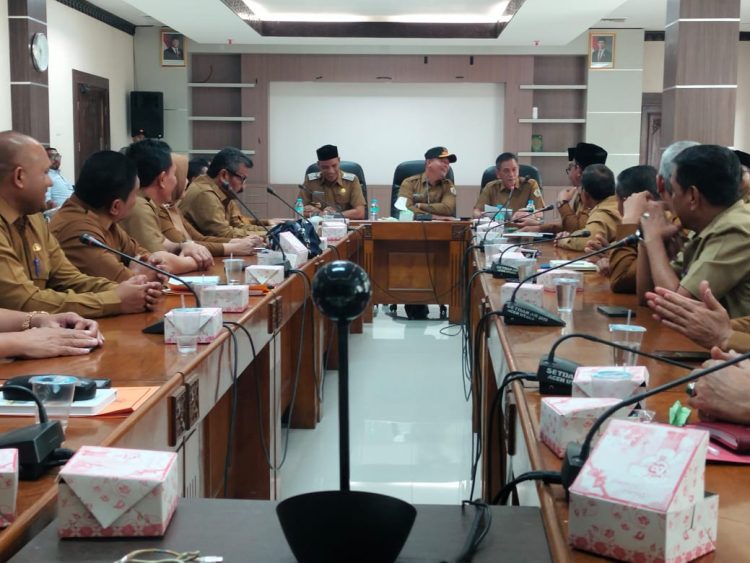 Bupati Aceh Utara H Ismail A Jalil, SE, MM, didampingi oleh Wakil Bupati Tarmizi, S.I.Kom, melakukan rapat perdana dengan seluruh pimpinan Organisasi Perangkat Daerah (OPD), para Asisten Setdakab, Staf Ahli Bupati, para Kabag dan Camat, pada Selasa, 18 Februari 2025.