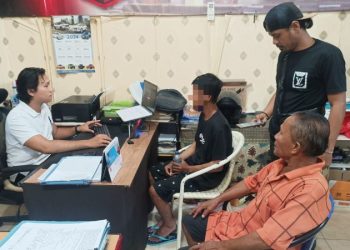 Tim Bravo Resmob Polresta Manado berhasil mengamankan seorang pria berinisial AH (23) yang diduga melakukan penganiayaan menggunakan senjata tajam terhadap seorang pria berinisial DPT (23). Kejadian ini terjadi di perbatasan Karame dan Ketang Baru pada Senin (17/2/2025) dini hari, sekitar pukul 02.00 WITA.