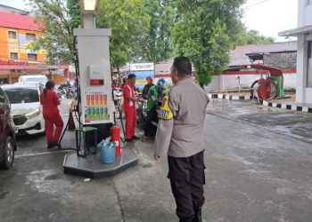 Polsek Sario melakukan patroli rutin untuk memantau dan mengawasi distribusi bahan bakar minyak (BBM) bersubsidi yang disalurkan kepada warga di wilayahnya. Kegiatan ini bertujuan untuk memastikan agar BBM bersubsidi diterima tepat sasaran dan tidak disalahgunakan oleh pihak yang tidak berhak, Selasa (18/2/2025).