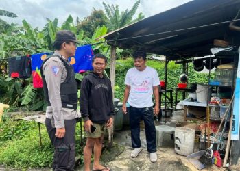personel Polsek Pineleng menggelar patroli dan menyambangi warga di Desa Pineleng Satu, Kecamatan Pineleng, Kabupaten Minahasa, pada Selasa (18/2/2025), Patroli ini bertujuan untuk memastikan situasi tetap kondusif serta memberikan himbauan kepada masyarakat.