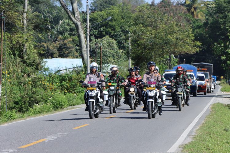 Pada Kamis (20/02/2025), pukul 09.00 WIB, Polres Samosir menggelar patroli skala besar yang melibatkan personel gabungan dari POLRI, TNI, Dishub, dan Satpol PP. Patroli ini diawali dengan apel kesiapan yang dipimpin Kabag Ops Polres Samosir AKP Tito Juardi, didampingi Kasat Samapta AKP Nandi Butar Butar, S.H., dan Pabung Kodim 0210/TU Mayor G. Sebayang. Apel tersebut bertujuan mengecek kesiapan personel, kesiapan perlengkapan dan memberikan arahan terkait prosedur pengamanan.