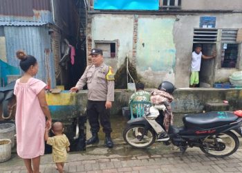 Bhabinkamtibmas Polsek Wenang, Brigadir Oktavianus Makawimbang, melakukan kegiatan sambang dan pembinaan serta penyuluhan (binluh) kepada warga binaannya di Kelurahan Komo Luar, Kecamatan Wenang, Kota Manado, Kamis (20/02/2025).