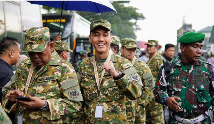 Bupati Ogan Komering Ilir, Muchendi Mahzareki, mulai mengikuti rangkaian kegiatan retreat (Pembekalan) di Akademi Militer Magelang, Jawa Tengah.
Kegiatan ini akan berlangsung dari Jumat (21/2/2025) hingga 28 Februari mendatang. Selama Bupati mengikuti roda pemerintahan dipimpin oleh Wakil Bupati Supriyanto.