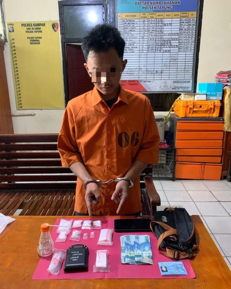 Tersangka yang diamankan adalah AS (23). Penangkapan ini berawal dari informasi masyarakat tentang adanya aktivitas peredaran narkoba yang sering dilakukan oleh tersangka di lokasi tersebut.