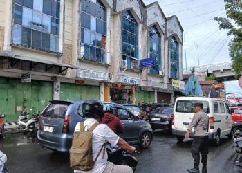 Personel Polsek Pelabuhan kembali menggelar kegiatan Pos Cakalang (Polisi Cegah Kemacetan dan Pelanggaran) di sejumlah titik rawan di jalan raya sekitar kawasan pelabuhan. Kegiatan ini bertujuan untuk memastikan kelancaran arus lalu lintas serta menekan angka pelanggaran yang berpotensi menyebabkan kecelakaan, Jumat (21/2/2025).