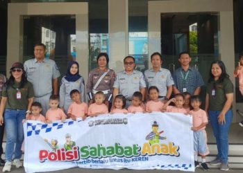 Satuan Lalu Lintas (Sat Lantas) Polresta Manado melaksanakan kegiatan “Polisi Sahabat Anak” di TK Negeri 17 Manado pada Jumat, 21 Februari 2025. Kegiatan ini bertujuan untuk mengenalkan tugas-tugas kepolisian kepada anak-anak sejak dini serta menumbuhkan kecintaan mereka terhadap polisi.