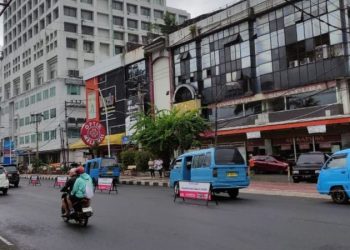 Satuan Lalu Lintas (Sat Lantas) Polresta Manado melaksanakan pengawasan dan pengendalian dalam rangka penerapan kanalisasi jalur biru di Jalan Samratulangi, tepatnya di depan X-Multimart hingga RS Siloam. Kegiatan ini dimulai pukul 07.30 WITA hingga selesai dengan tujuan untuk memastikan kelancaran lalu lintas dan meningkatkan kesadaran masyarakat terkait aturan kanalisasi jalur biru, Jumat (21/2/2025).