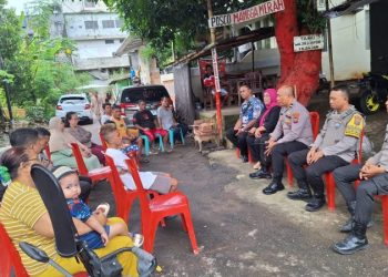 Polsek Singkil kembali menggelar kegiatan “Jum’at Bacirita” di Kelurahan Ternate Tanjung, Lingkungan 3, Kecamatan Singkil, Kota Manado. Kegiatan yang berlangsung dari pukul 09.00 hingga 10.30 WITA ini dihadiri oleh Kepala Lingkungan 3 Ternate Tanjung serta warga masyarakat setempat, Jumat (21/2/2025).
