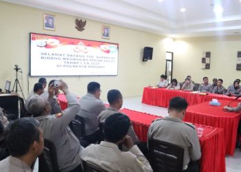 Tim Supervisi Bidang Keuangan Polda Sulawesi Utara (Sulut) melaksanakan supervisi tahap I Tahun Anggaran (T.A) 2025 di Polresta Manado. Kegiatan ini bertujuan untuk memastikan pengelolaan keuangan berjalan sesuai dengan ketentuan yang berlaku, Kamis (20/2/2025).