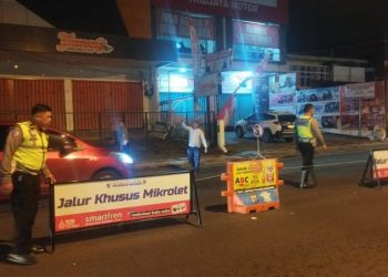 Langkah ini bertujuan untuk meningkatkan kenyamanan dan keselamatan pengguna jalan, serta memastikan rambu-rambu dan petunjuk lalu lintas tetap dalam kondisi optimal, Rabu (19/2/2025).