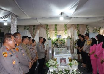 Kapolresta Manado Kombes Pol Julianto Sirait melayat ke rumah duka salah satu personelnya yang tengah berduka atas meninggalnya sang suami, Kamis (20/2/2025).