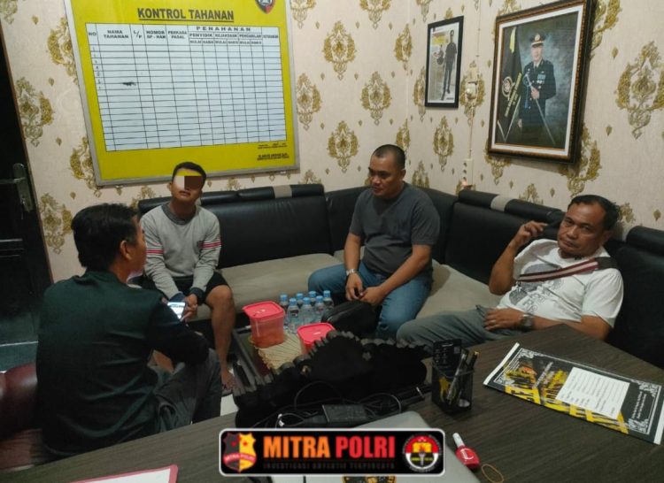 Pelaku tindak pidana penganiayaan terhadap Kepala Desa Ulak Segelung, Muhamad Bin Umar, akhirnya menyerahkan diri ke pihak kepolisian. Berdasarkan laporan dari Polsek Indralaya, tersangka Lukman alias Luk Bin Nurhasan (34) diserahkan oleh pihak keluarganya ke Polsek Indralaya pada Sabtu (22/2) sekitar pukul 23.00 WIB.