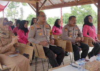 Wakapolresta Palangka Raya, Polda Kalteng, AKBP Moch. Isharyadi Fitriawan, S.I.K., M.M. bersama para Pejabat Utama (PJU) dan Pengurus Cabang Bhayangkari Kota mengikuti video conference (vicon) Launching Penguatan Program Pekarangan Pangan Lestari (P2L).