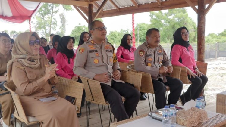 Wakapolresta Palangka Raya, Polda Kalteng, AKBP Moch. Isharyadi Fitriawan, S.I.K., M.M. bersama para Pejabat Utama (PJU) dan Pengurus Cabang Bhayangkari Kota mengikuti video conference (vicon) Launching Penguatan Program Pekarangan Pangan Lestari (P2L).