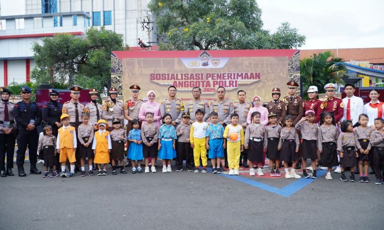Staf Sumber Daya Manusia (SSDM) Polri, melalui Biro SDM Polda Jawa Tengah (Jateng) menggelar acara di Simpang Lima, Semarang, Jateng dalam rangka sosialisasi Rekrutmen Terpadu Polri Tahun Anggaran 2025.
