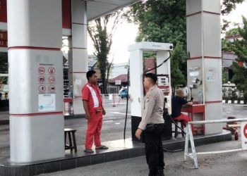 Personel Polsek Malalayang dikerahkan untuk melaksanakan pemantauan penyaluran bahan bakar minyak (BBM) di wilayah hukumnya. Kegiatan ini bertujuan memastikan distribusi BBM berjalan tertib, aman, dan tepat sasaran demi menghindari potensi gangguan kamtibmas, Senin (24/2/2025).