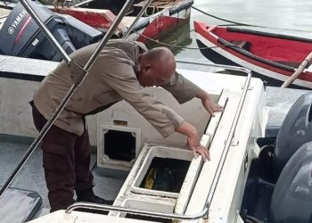 Satuan Polisi Air dan Udara (Sat Pol Airud) Polresta Manado melaksanakan pemeriksaan rutin terhadap kapal patroli demi memastikan kelancaran dan keamanan pelaksanaan tugas di perairan. Pemeriksaan ini mencakup kondisi mesin, peralatan navigasi, alat keselamatan, hingga kelengkapan dokumen kapal, Senin (24/2/2025)