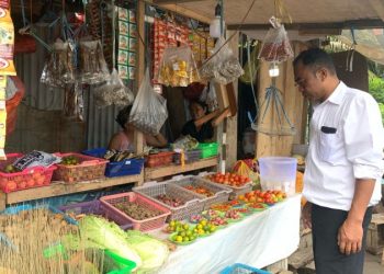 Personel Polsek Malalayang Polresta Manado melaksanakan pengecekan dan pemantauan harga bahan pokok di Pasar Bahu. Langkah ini dilakukan untuk mengantisipasi lonjakan harga serta memastikan ketersediaan stok pangan bagi masyarakat, Senin (24/2/2025).
