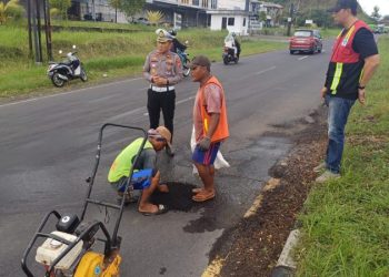 Satuan Lalu Lintas (Sat Lantas) Polresta Manado menginisiasi perbaikan jalan berlubang di sejumlah titik rawan kecelakaan di Kota Manado. Bekerja sama dengan Dinas Pekerjaan Umum (PU), langkah ini diambil untuk mengurangi risiko kecelakaan lalu lintas (laka lantas) akibat kondisi jalan yang rusak, Senin (24/2/2025).