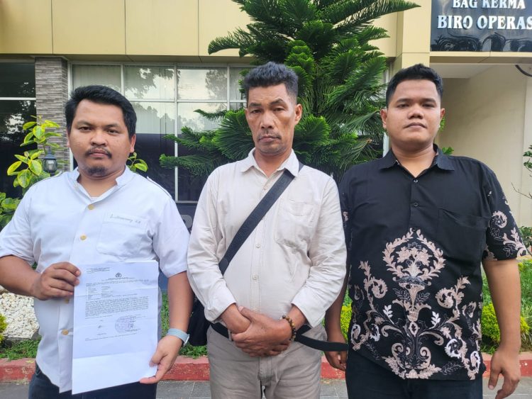 Marthin V.H Manurung, SH didampingi Marudut H Gultom, SH dan Orangtua Rita Jelita Sinaga