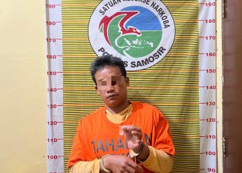 Tersangka yang diamankan berinisial RS (33 tahun), seorang wiraswasta asal Kecamatan Simanindo Kabupaten Samosir. Dari tersangka, polisi menyita satu paket kecil berisi serbuk putih yang diduga narkotika jenis sabu dengan berat bruto 0,12 gram.