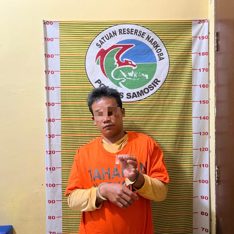 Tersangka yang diamankan berinisial RS (33 tahun), seorang wiraswasta asal Kecamatan Simanindo Kabupaten Samosir. Dari tersangka, polisi menyita satu paket kecil berisi serbuk putih yang diduga narkotika jenis sabu dengan berat bruto 0,12 gram.