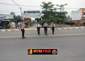 personel Polres Ogan Ilir melalui Polsek Indralaya melaksanakan kegiatan pengaturan lalu lintas (strong point) di sejumlah titik rawan pada Selasa (25/02/2025) pagi.