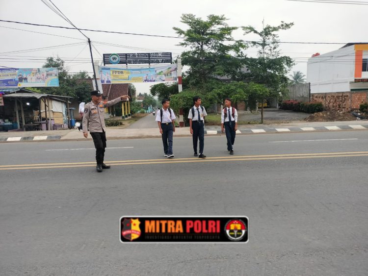 personel Polres Ogan Ilir melalui Polsek Indralaya melaksanakan kegiatan pengaturan lalu lintas (strong point) di sejumlah titik rawan pada Selasa (25/02/2025) pagi.