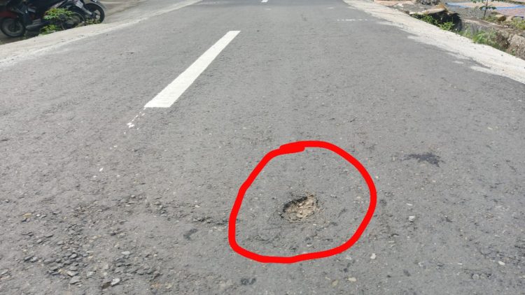 Sejumlah titik pada badan jalan terlihat retak, indikasi bahwa ketebalan aspal tidak mencapai standar minimal.