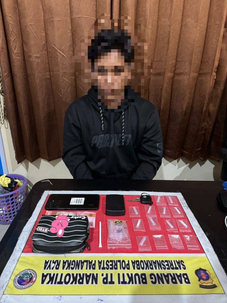 polisi mengamankan seorang pria berinisial AR (38) beserta barang bukti sabu seberat 3,44 gram, beberapa waktu yang lalu.