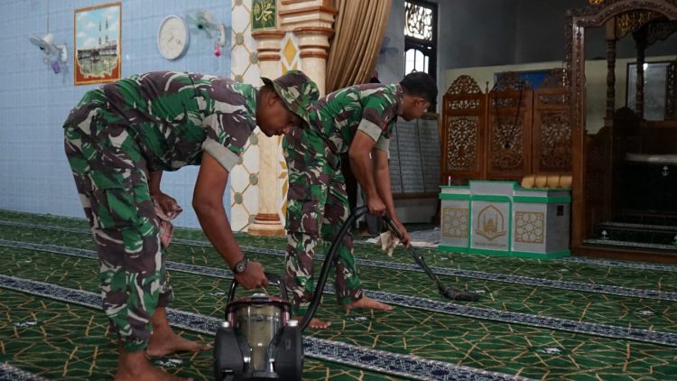 Personel Kodim 1016/Palangka Raya dan masyarakat terlihat antusias dan kompak melaksanakan aksi bersih di berbagai sudut Masjid, silih berganti mereka saling membantu satu sama lain, ada yang membersihkan lantai masjid, jendela, tanaman sekitaran tempat wudhu, kamar mandi dan perbaiki kipas angin.