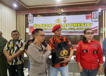 Penyerahan bantuan secara simbolis dilakukan oleh Kapolres Samosir kepada ormas BKM Al-Hasana, GRIB, Pemuda Pancasila, Formas, PKN, Pemuda Batak Bersatu.