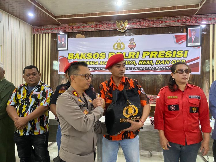 Penyerahan bantuan secara simbolis dilakukan oleh Kapolres Samosir kepada ormas BKM Al-Hasana, GRIB, Pemuda Pancasila, Formas, PKN, Pemuda Batak Bersatu.