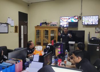 Kasubsi PIDM Seksi Hubungan Masyarakat (Sihumas) Polresta Palangka Raya, Aipda Ruslil Habib, menyampaikan sosialisasi literasi digital kepada personel Seksi TIK Polresta Palangka Raya, Kamis (27/2/2025) pagi.